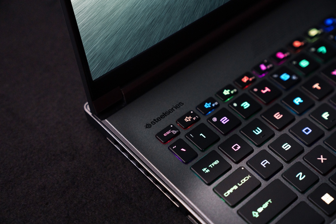 賓士AMG 我開「聯名」的！MSI Stealth 16 Mercedes-AMG Motorsport 限量版聯名筆電，頂級的奢華享受