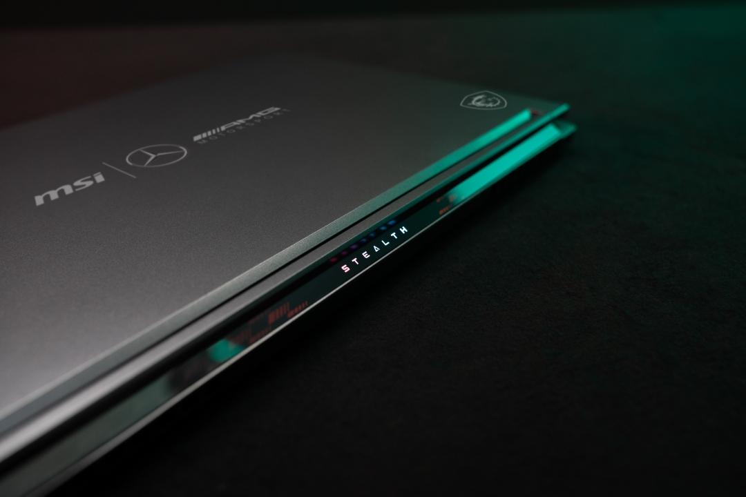 賓士AMG 我開「聯名」的！MSI Stealth 16 Mercedes-AMG Motorsport 限量版聯名筆電，頂級的奢華享受