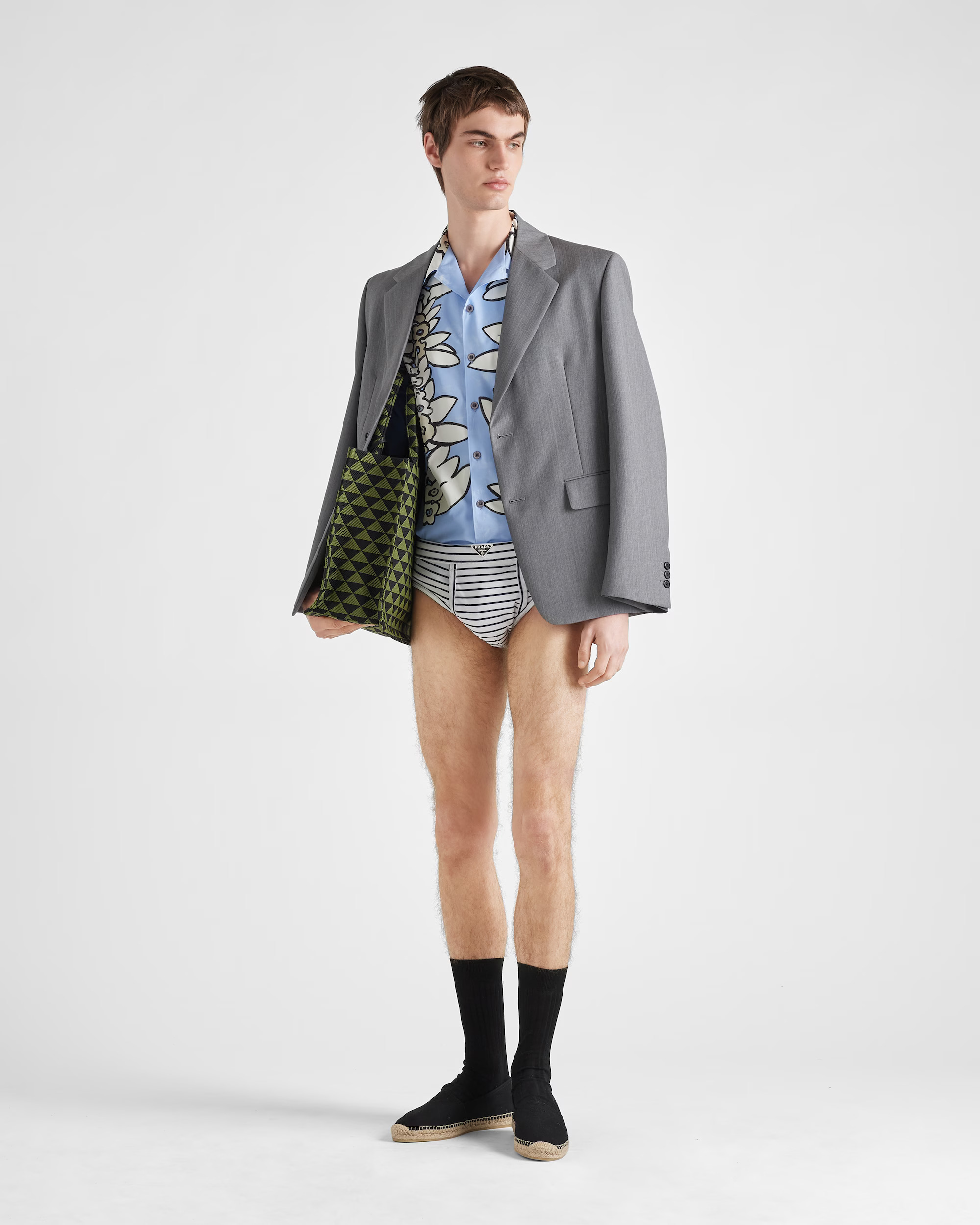 挑戰你的預算和穿搭功力？Prada 推出要價 2 萬元的男士內褲，你敢單穿出門嗎？！