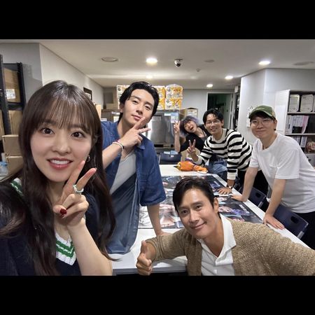 偷襲不講武德！朴敘俊宣傳新電影「突遭女鐵粉強抱」：男生要好好保護自己