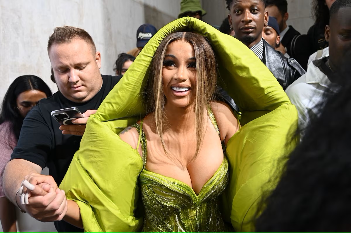 Cardi B 丟麥克風反擊事件仍有後續！潑水其實是「應當事人要求」？自由女神像 P 圖網友笑翻！