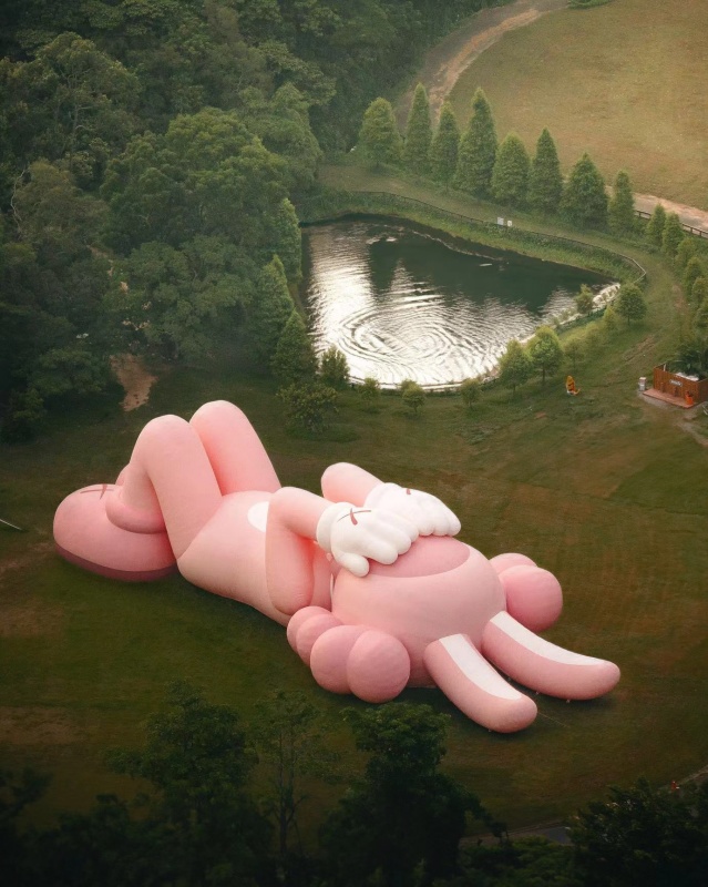 《KAWS:HOLIDAY》第十站登陸印尼，巨大粉兔「ACCOMPLICE」躺臥在寺廟群