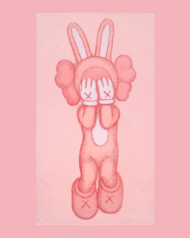 如夢似幻！《KAWS:HOLIDAY》第十站登陸印尼，巨大粉兔「ACCOMPLICE」躺在寺廟群，周邊搶先公開！