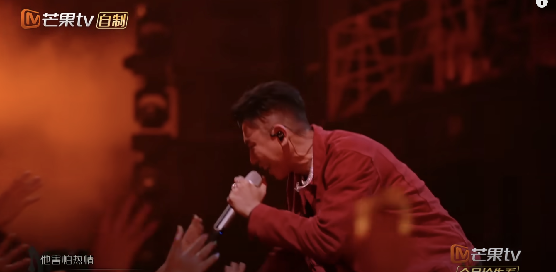 瘦子 E.SO《披斬》初舞台帥炸！演唱〈Just Believe〉原版輸出，網友大讚：沒改詞就贏了！