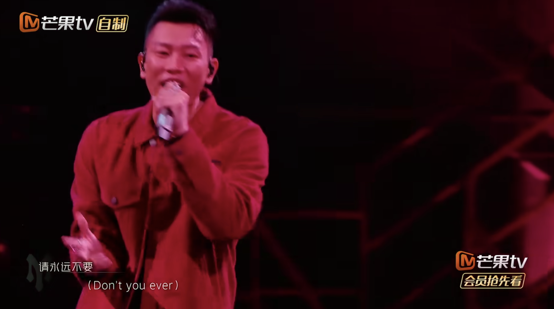 瘦子 E.SO《披斬》初舞台帥炸！演唱〈Just Believe〉原版輸出，網友大讚：沒改詞就贏了！