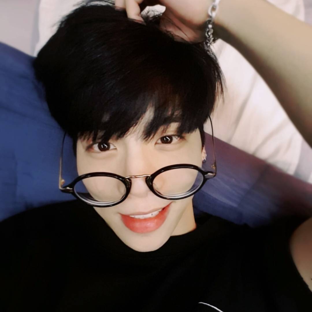 SM 娛樂進駐 Weverse ！鐘鉉帥照驚喜現身　簡介寫「永遠的 BASE ⋯」逼哭粉絲