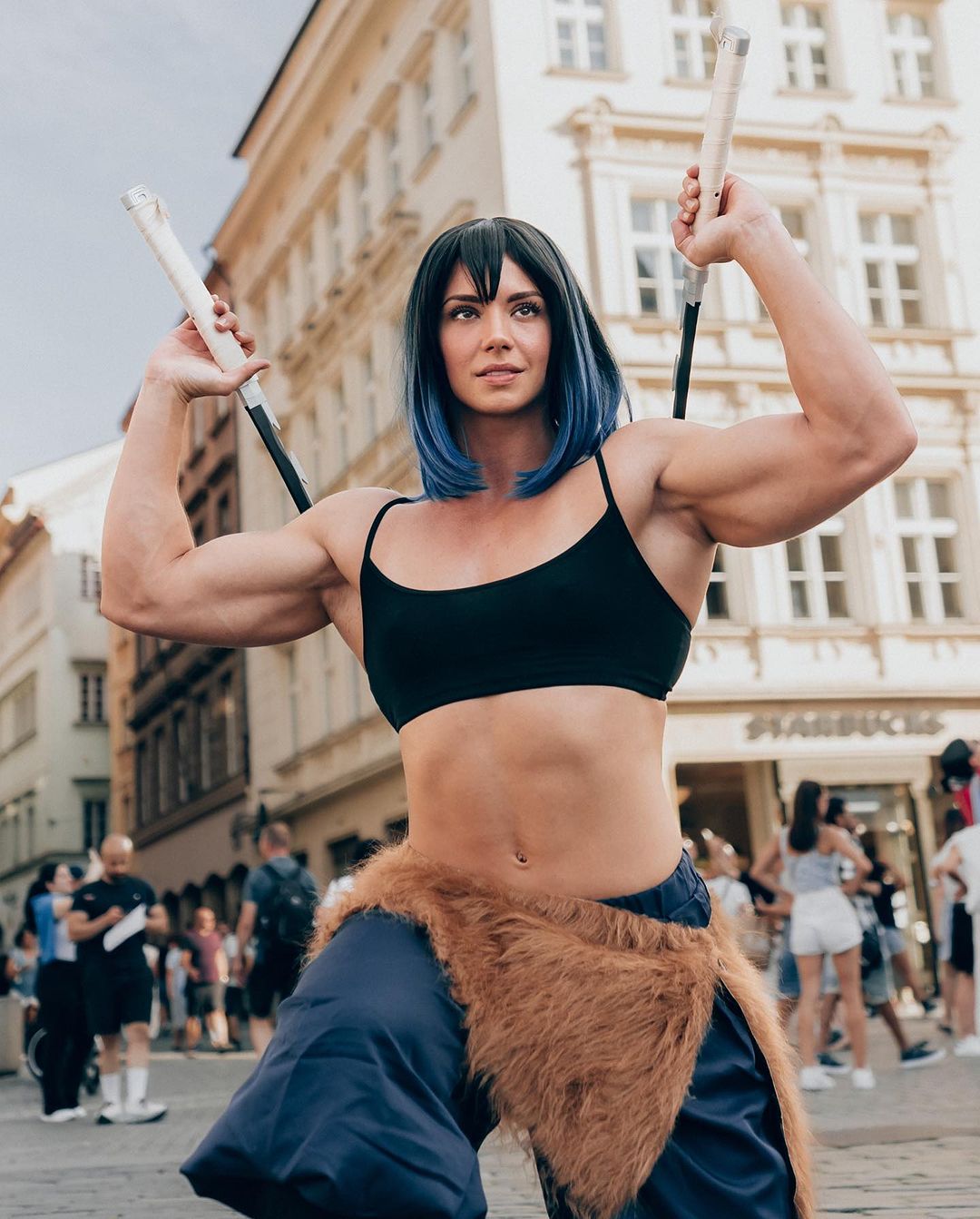 上弦等級！俄羅斯正妹扮《鬼滅之刃》真人版「嘴平伊之助」，你能扛幾次豬突猛進？