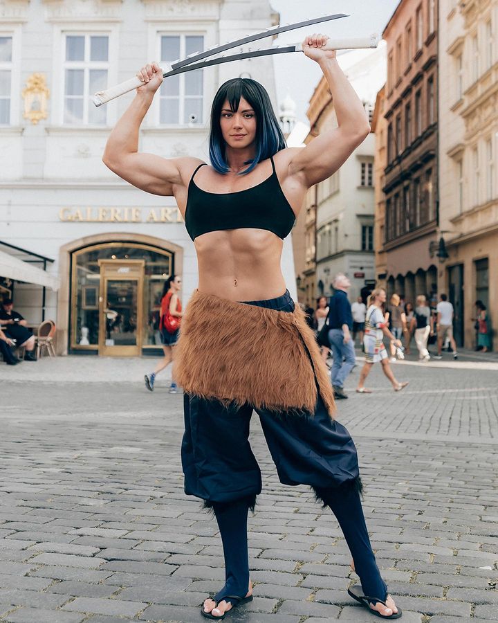 上弦等級！俄羅斯正妹扮《鬼滅之刃》真人版「嘴平伊之助」，你能扛幾次豬突猛進？