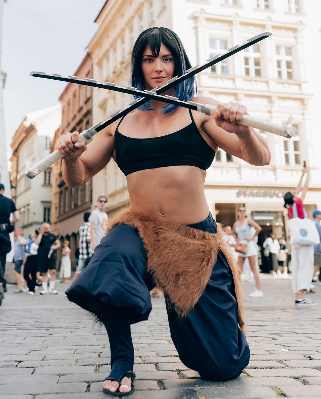 上弦等級！俄羅斯正妹扮《鬼滅之刃》真人版「嘴平伊之助」，你能扛幾次豬突猛進？