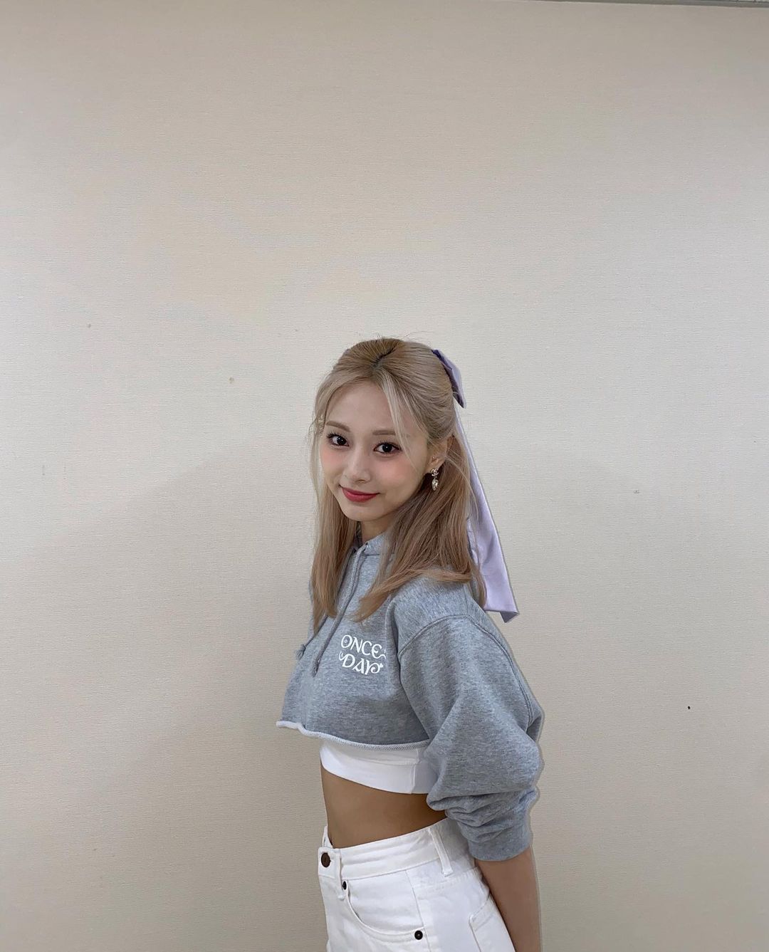 TWICE  周子瑜仙女美貌又登熱搜！韓媒捕捉「機場無修圖照」狂讚素顏不是問題