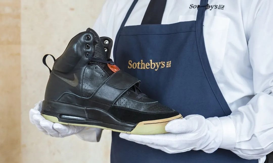 暴跌 90%！疑因肯爺個人爭議，Nike Air Yeezy Sample 竟能「便宜入手」？