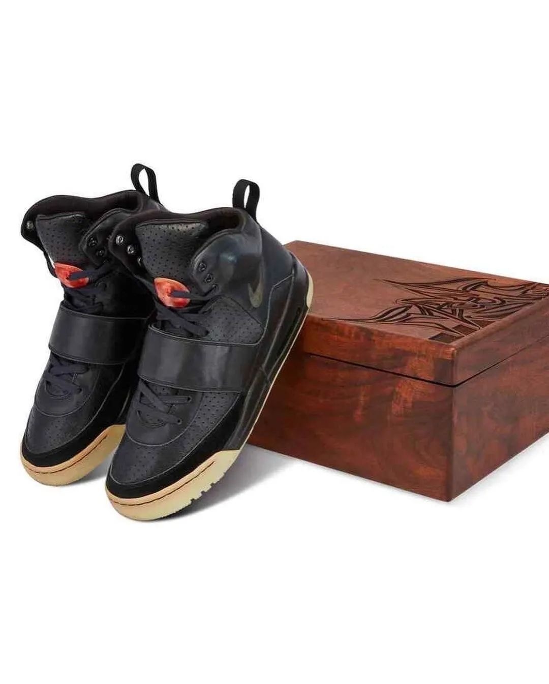 暴跌 90%！疑因肯爺個人爭議，Nike Air Yeezy Sample 竟能「便宜入手」？