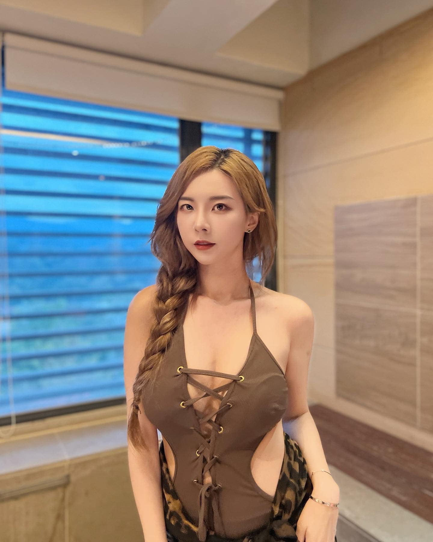 奎丁鬼月在隧道拍婚紗！霸氣承認「我沒穿內衣」但這一事反而讓她怕怕的