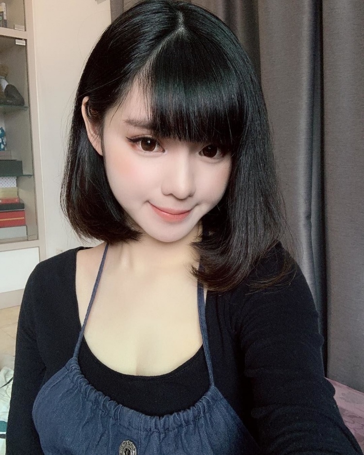 原來是隱藏系的！鄰家正妹精通球類運動，彎腰一秒「震歪」地球