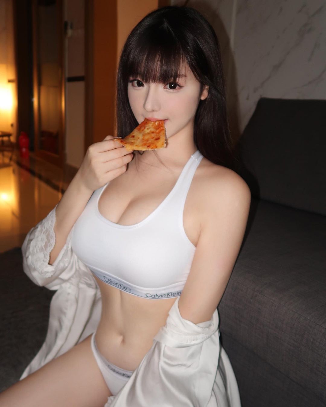 原來是隱藏系的！鄰家正妹精通球類運動，彎腰一秒「震歪」地球