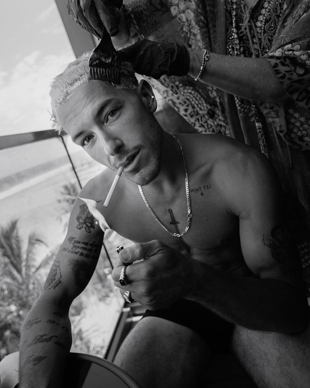 他與香吉士一樣，是位吸菸者。