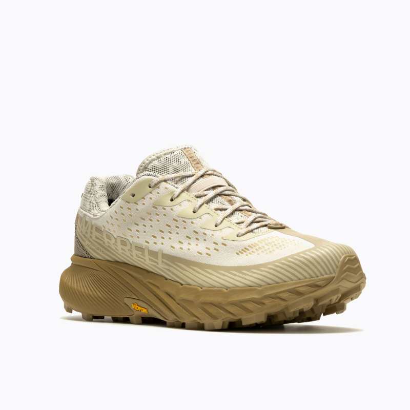 正裝搭配也很可以！鳳小岳搶先詮釋 MERRELL AGILITY PEAK 5 越野跑鞋，戶外、都市自由穿梭！