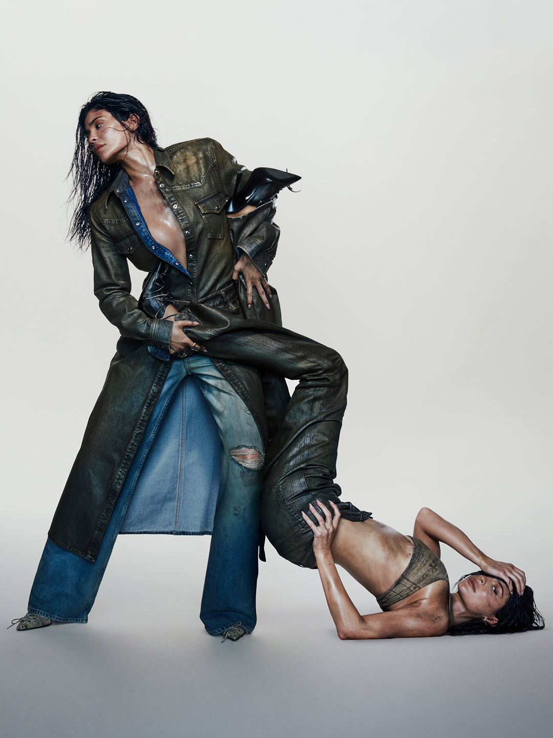 Kylie Jenner 「上身全裸」！性感演繹 Acne Studios 2023 秋冬丹寧系列！