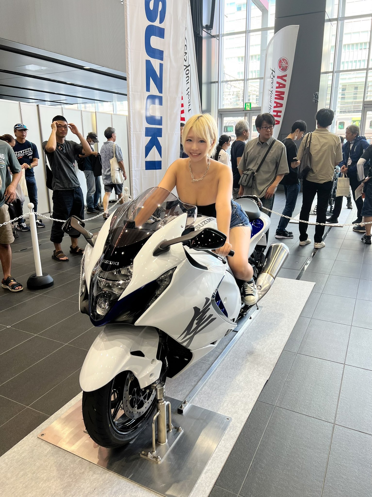 日本片商也瘋《山道猴子》？AV 女優「乙アリス」竟騎乘 CBR250RR 出演新作