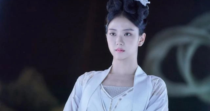 全球最美也難駕馭？BLACKPINK Jisoo 客串新作裝扮遭批「詭異」網：惹到造型師？