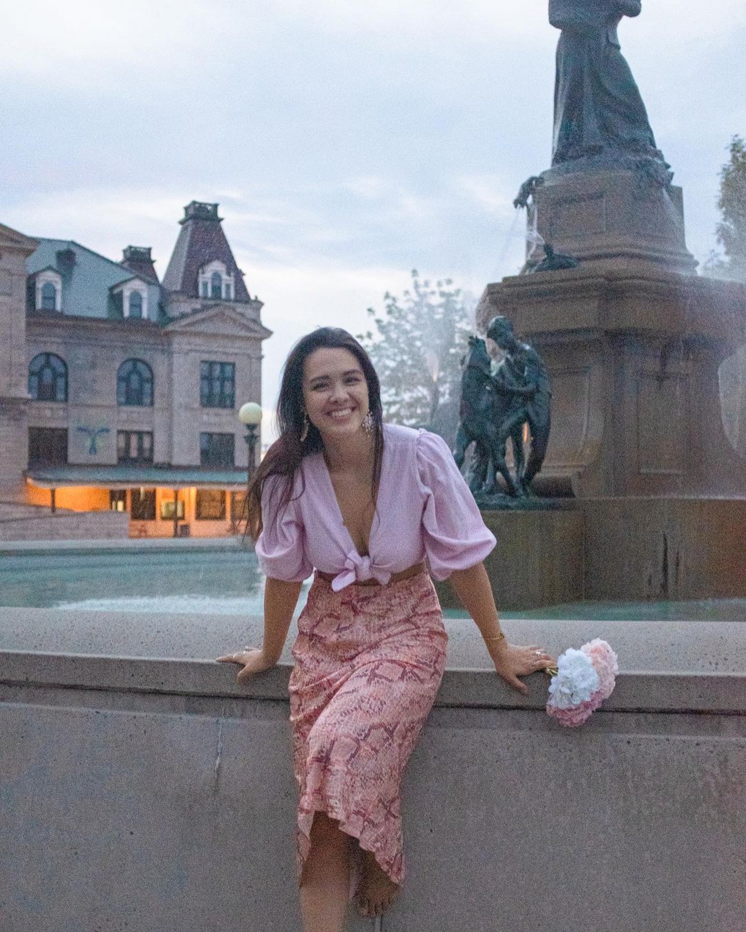 鍾麗緹正妹女兒作風超大膽！碧昂絲演唱會上當眾換衣 ，火辣身材引熱烈討論！