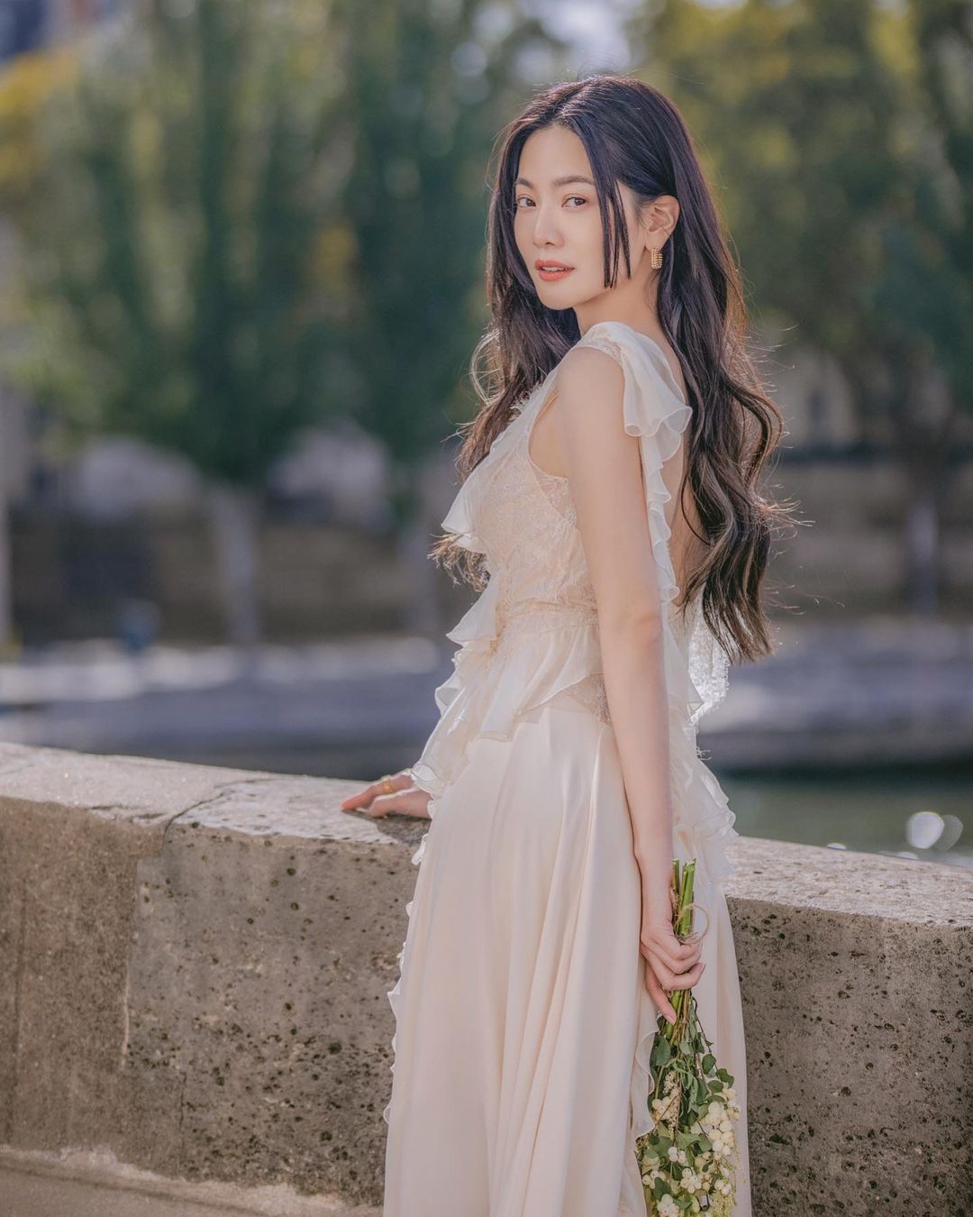 曾之喬「隱乳級」身材不藏了！深 V 禮服放送超兇深溝，惹柯佳嬿驚呼！