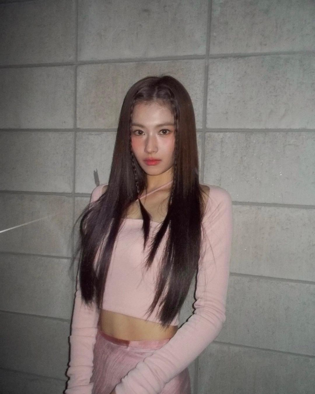 TWICE 子瑜隊友 Sana 化身真人芭比！驚喜同框艾瑪華森，網：「不知該羨慕誰！」