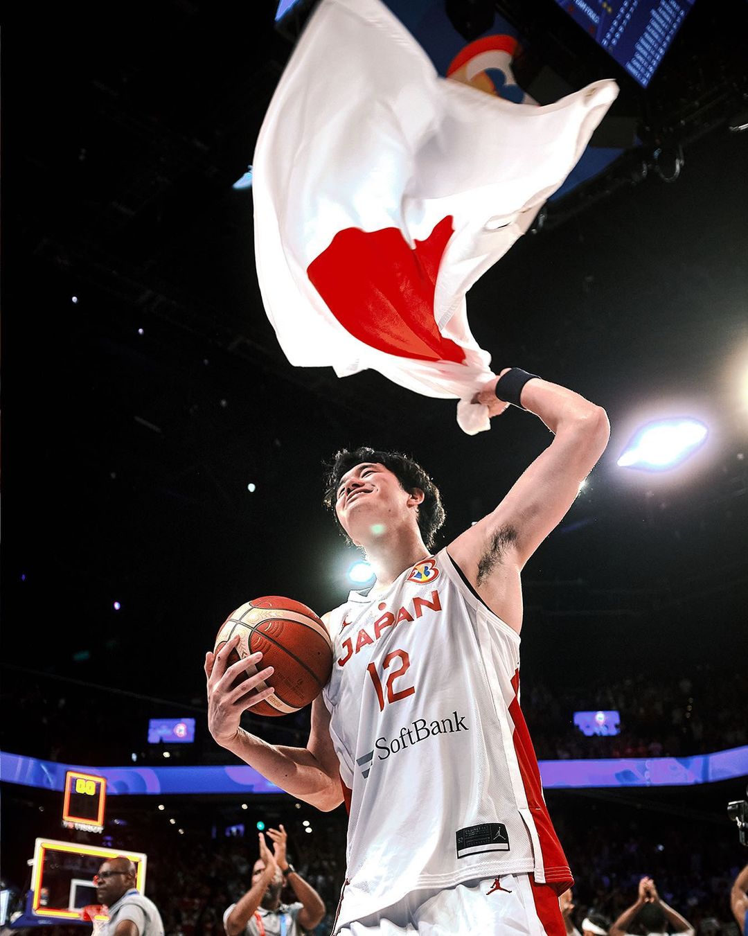 兩樣情！日本 Curry 爆發砍 22 分、率日本取得奧運參賽資格，中國被  Jordan Clarkson  爆砍 34 分恥辱出局！