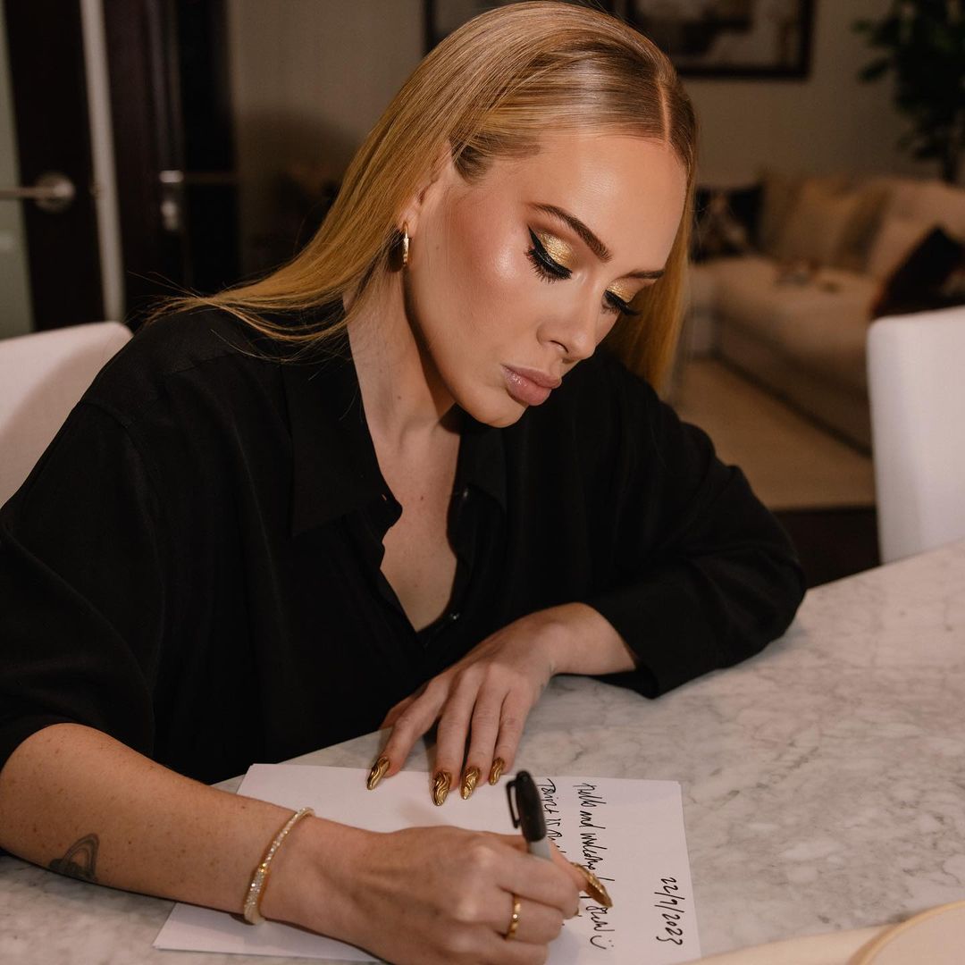 傳已祕密訂婚！愛黛兒想再當媽：「看到喜歡的寶寶名字，我就會記在手機裡！」