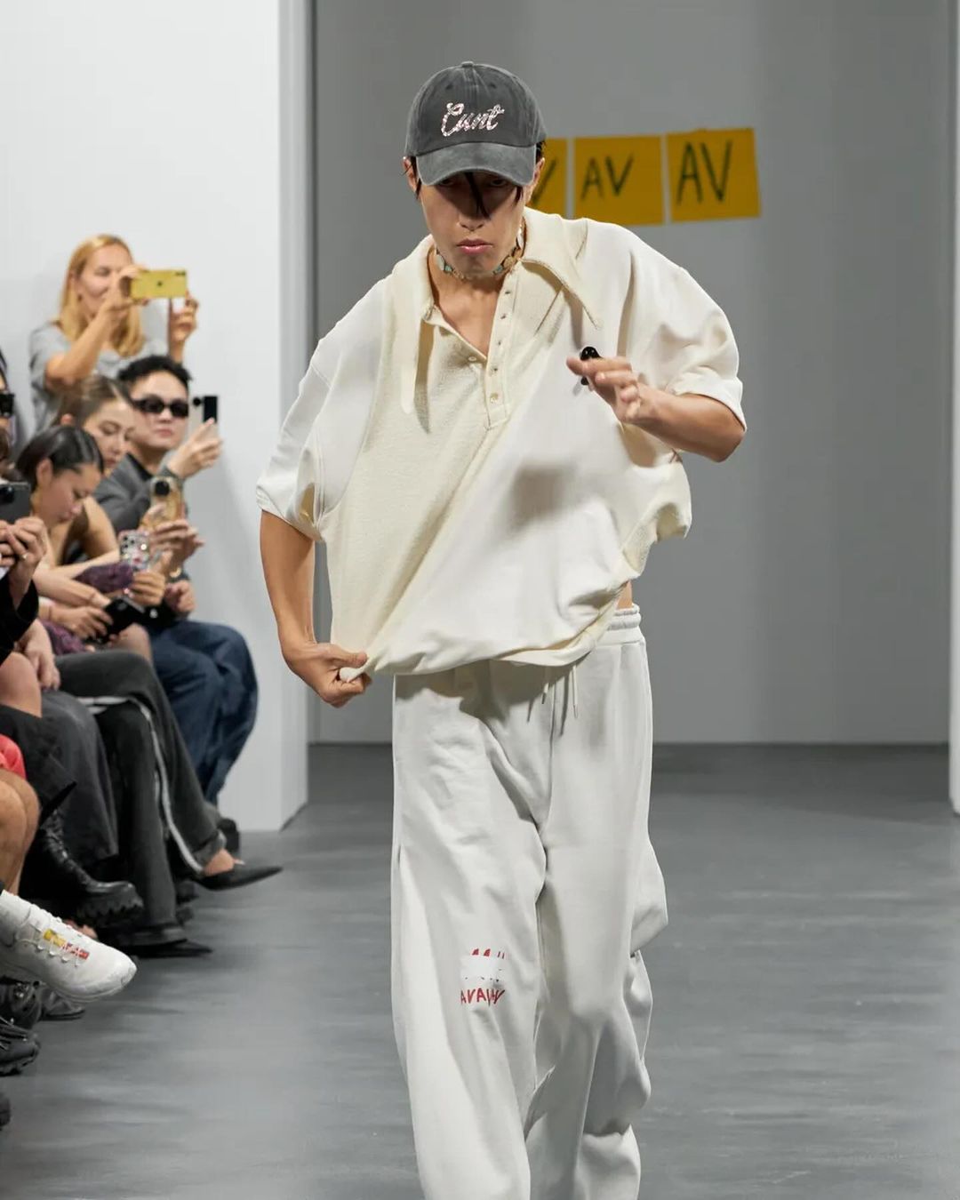 像不像趕著上班／上課的你？AVAVAV 帶來史上最匆忙時裝秀！模特兒衣服沒穿就被推出來！