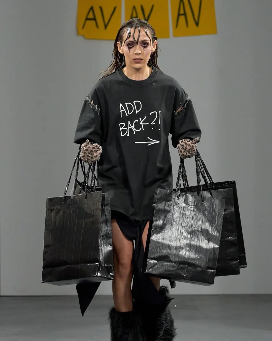 像不像趕著上班／上課的你？AVAVAV 帶來史上最匆忙時裝秀！模特兒衣服沒穿就被推出來！