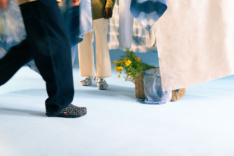 台灣販售預告｜絕美日本傳統刺子繡注入！ LEVI'S® X CROCS™ 全新秋冬聯乘膠囊系列登台！