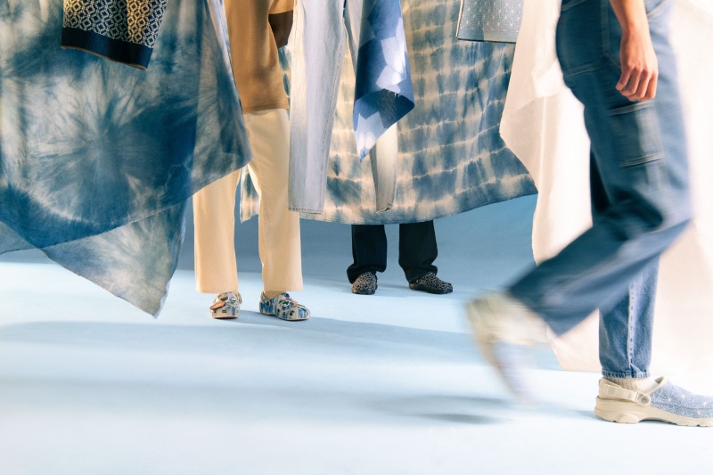 台灣販售預告｜絕美日本傳統刺子繡注入！ LEVI'S® X CROCS™ 全新秋冬聯乘膠囊系列登台！