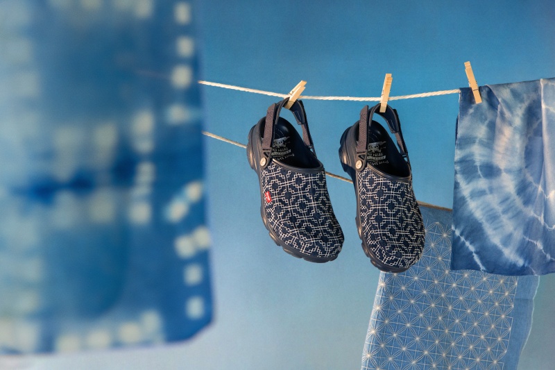 台灣販售預告｜絕美日本傳統刺子繡注入！ LEVI'S® X CROCS™ 全新秋冬聯乘膠囊系列登台！