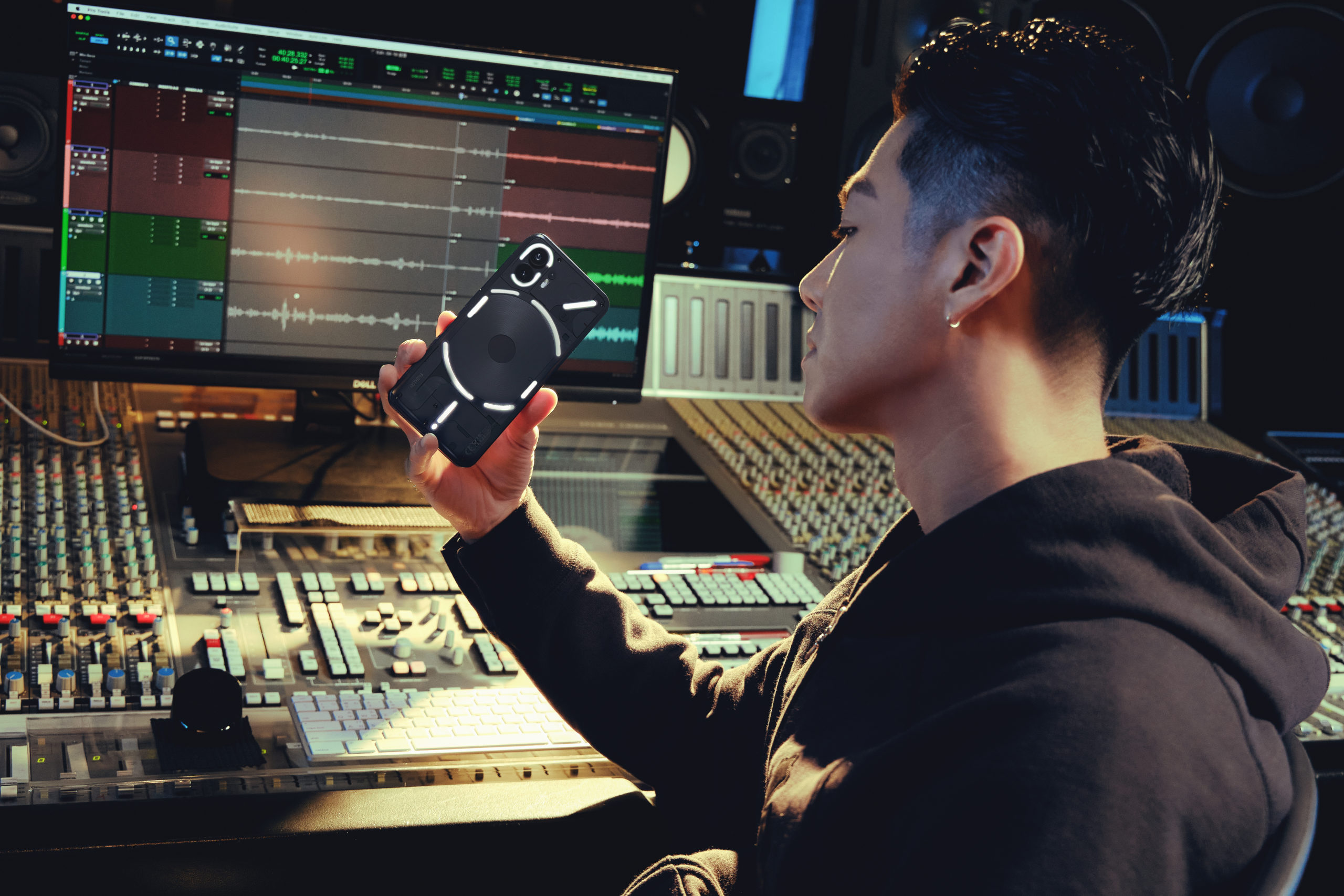 COOL開箱｜NOTHING Phone(2) 降世！連CuzyBoii陳信維都直呼：「這搶眼外觀、背板燈光⋯⋯太燒！」台灣大哥大現正獨賣中！