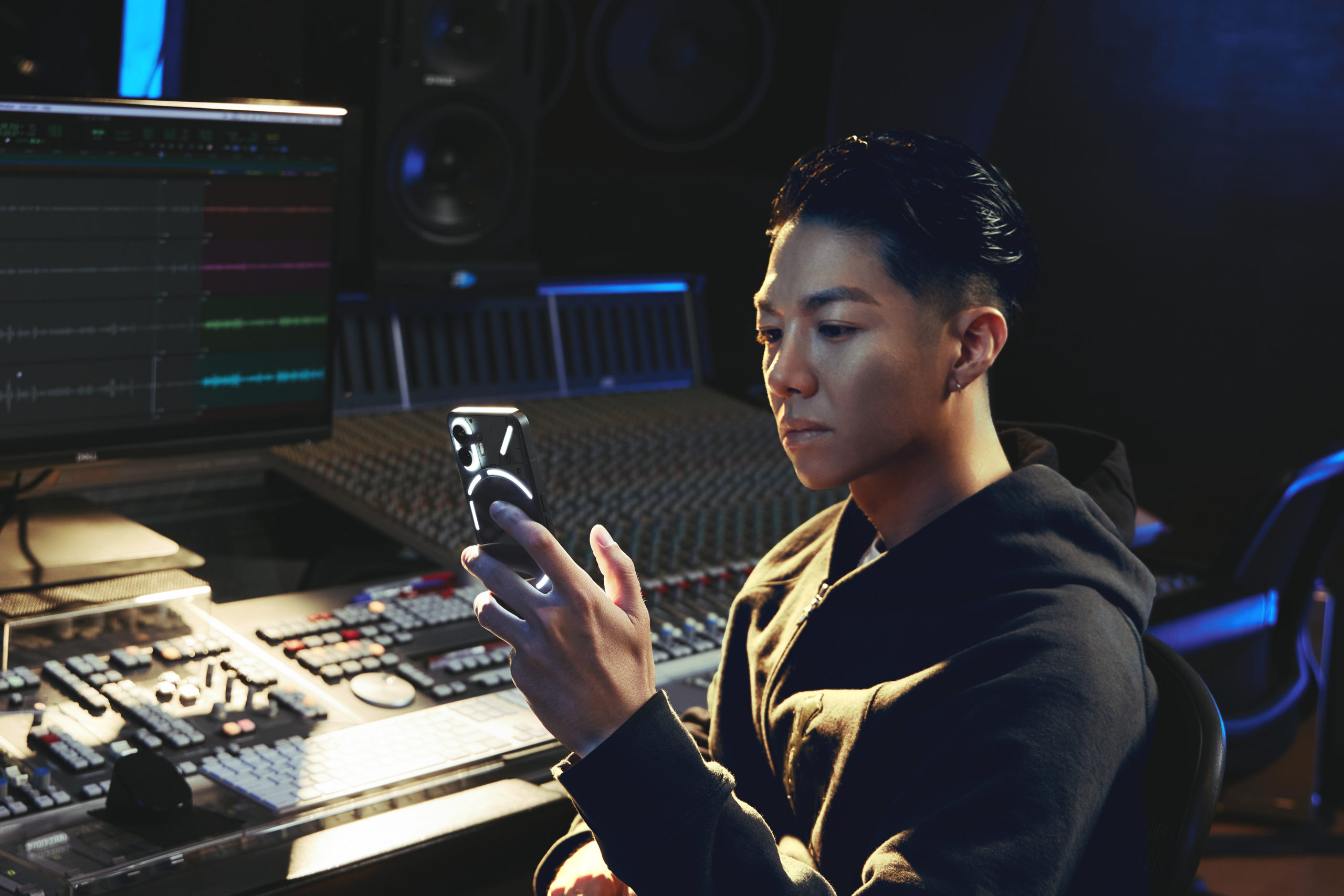 COOL開箱｜NOTHING Phone(2) 降世！連CuzyBoii陳信維都直呼：「這搶眼外觀、背板燈光⋯⋯太燒！」台灣大哥大現正獨賣中！