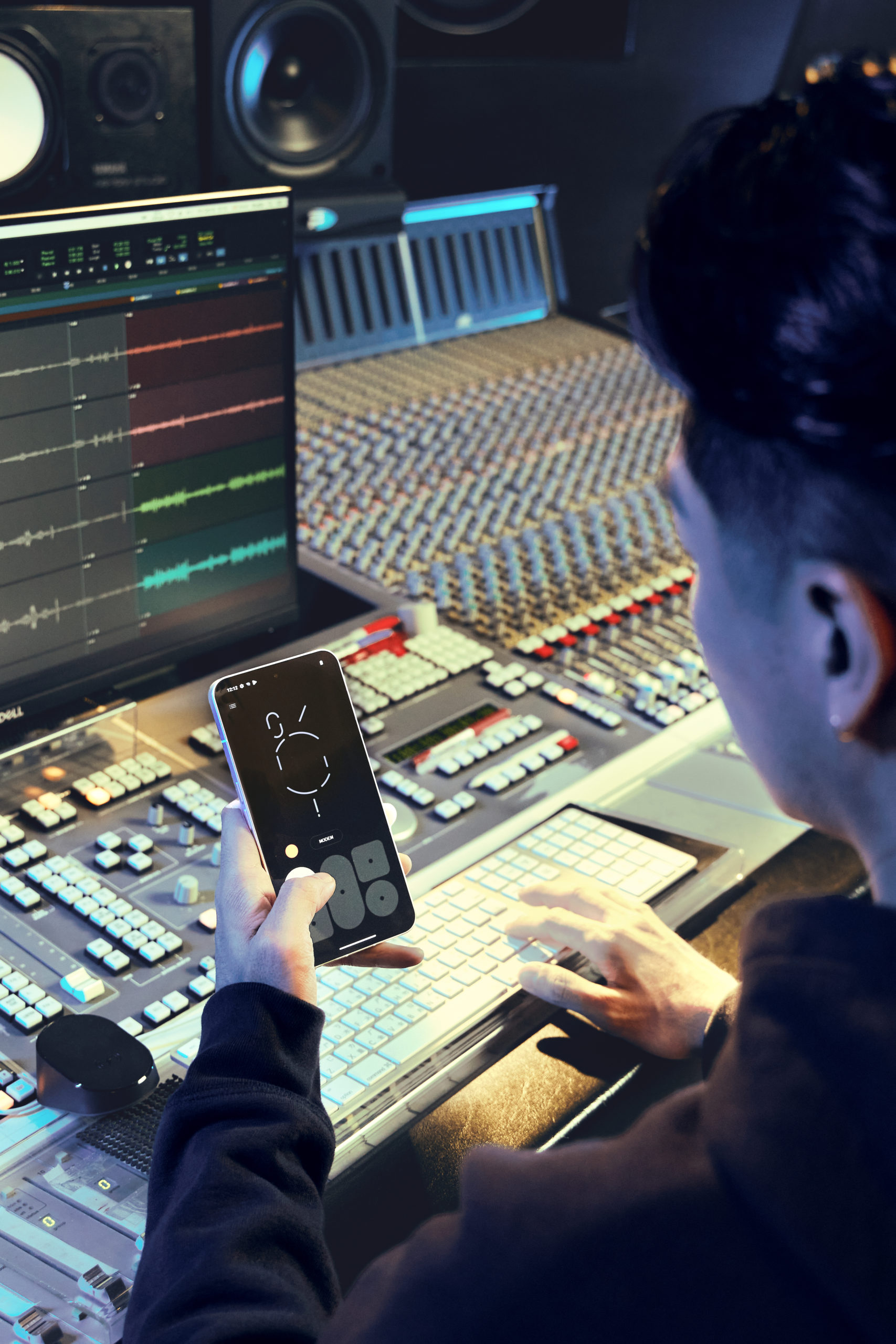 COOL開箱｜NOTHING Phone(2) 降世！連CuzyBoii陳信維都直呼：「這搶眼外觀、背板燈光⋯⋯太燒！」台灣大哥大現正獨賣中！