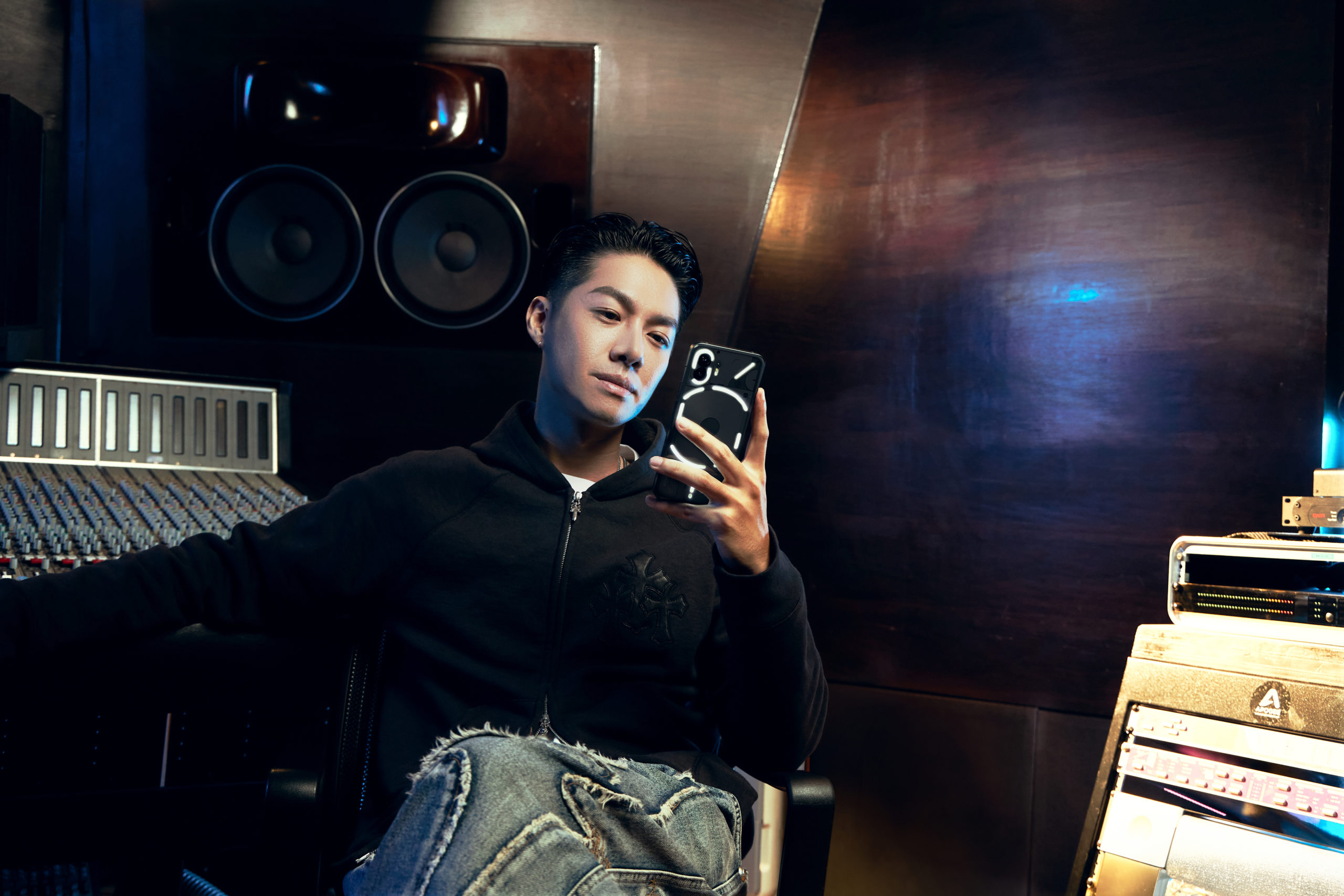 COOL開箱｜NOTHING Phone(2) 降世！連CuzyBoii陳信維都直呼：「這搶眼外觀、背板燈光⋯⋯太燒！」台灣大哥大現正獨賣中！