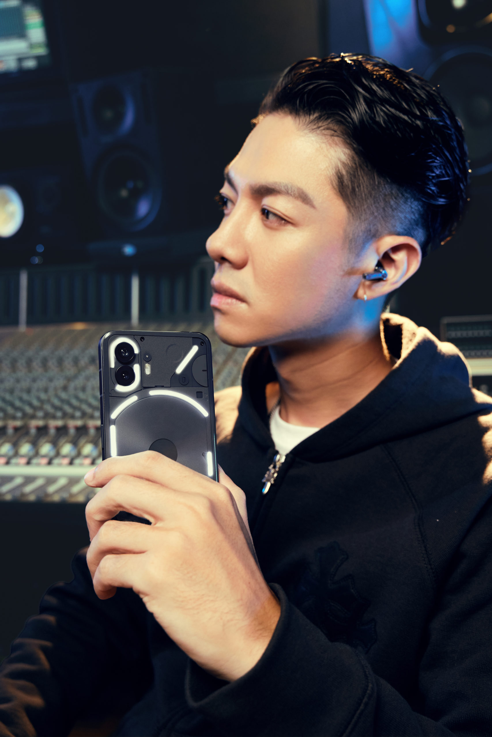 COOL開箱｜NOTHING Phone(2) 降世！連CuzyBoii陳信維都直呼：「這搶眼外觀、背板燈光⋯⋯太燒！」台灣大哥大現正獨賣中！