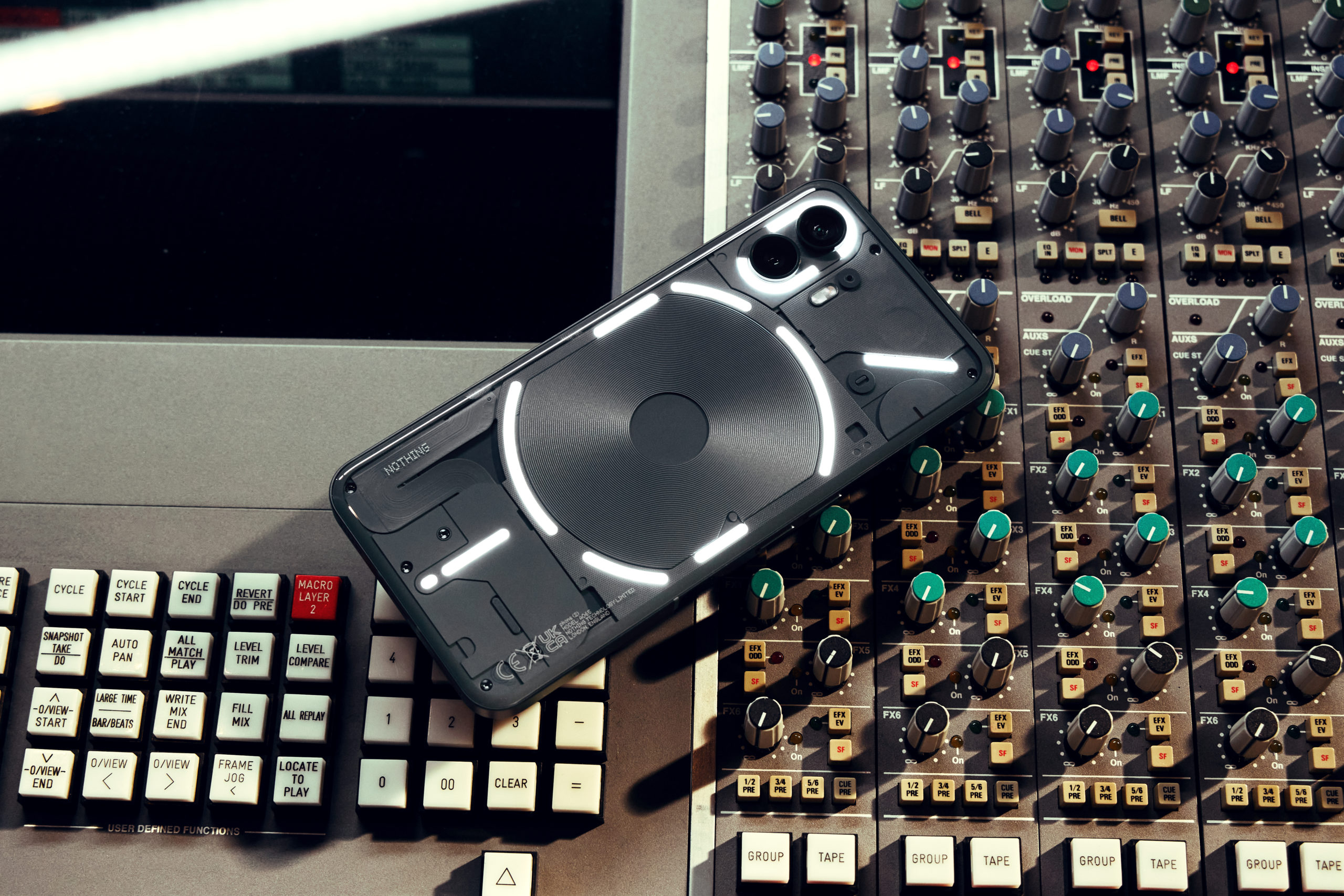 COOL開箱｜NOTHING Phone(2) 降世！連CuzyBoii陳信維都直呼：「這搶眼外觀、背板燈光⋯⋯太燒！」台灣大哥大現正獨賣中！