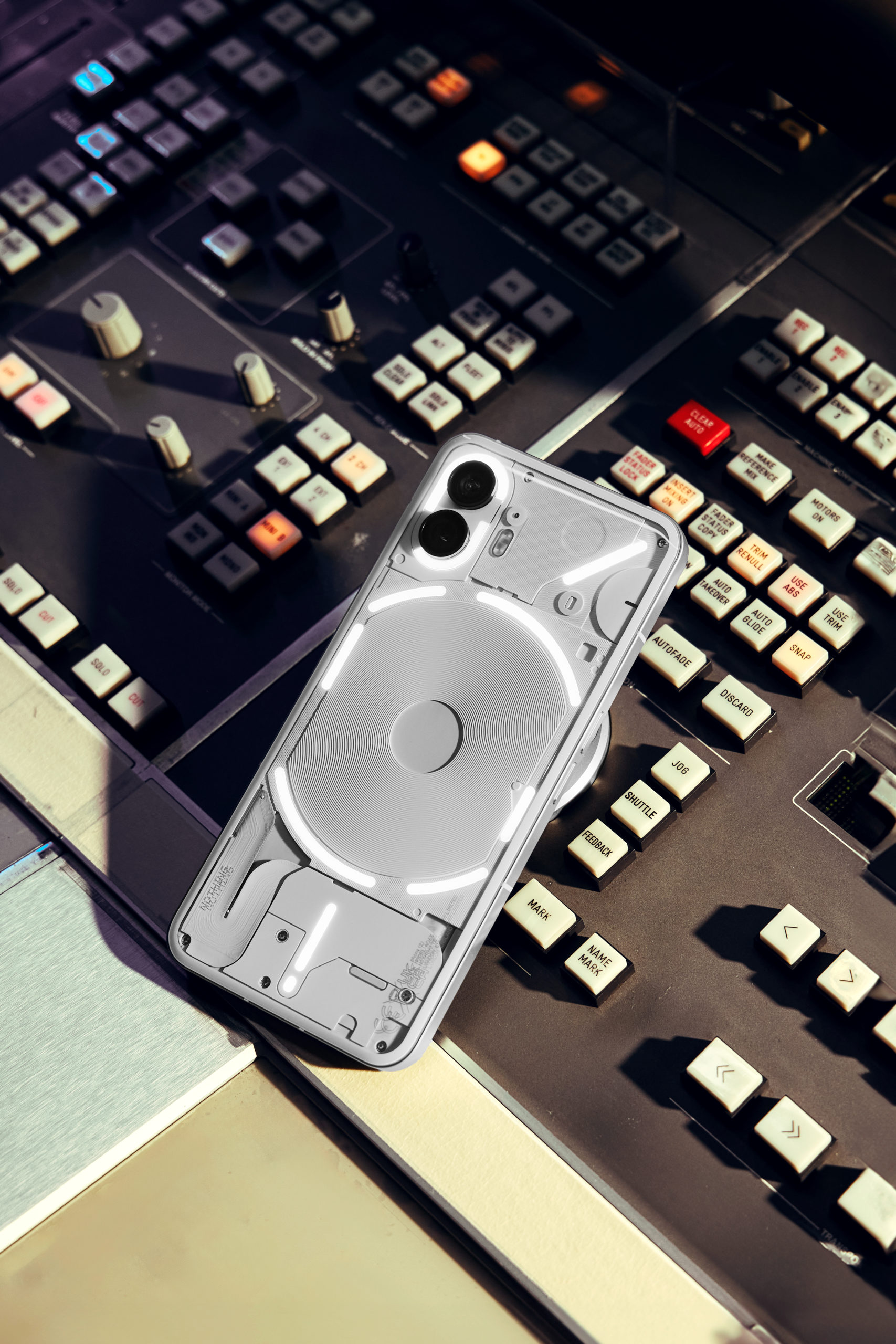 COOL開箱｜NOTHING Phone(2) 降世！連CuzyBoii陳信維都直呼：「這搶眼外觀、背板燈光⋯⋯太燒！」台灣大哥大現正獨賣中！