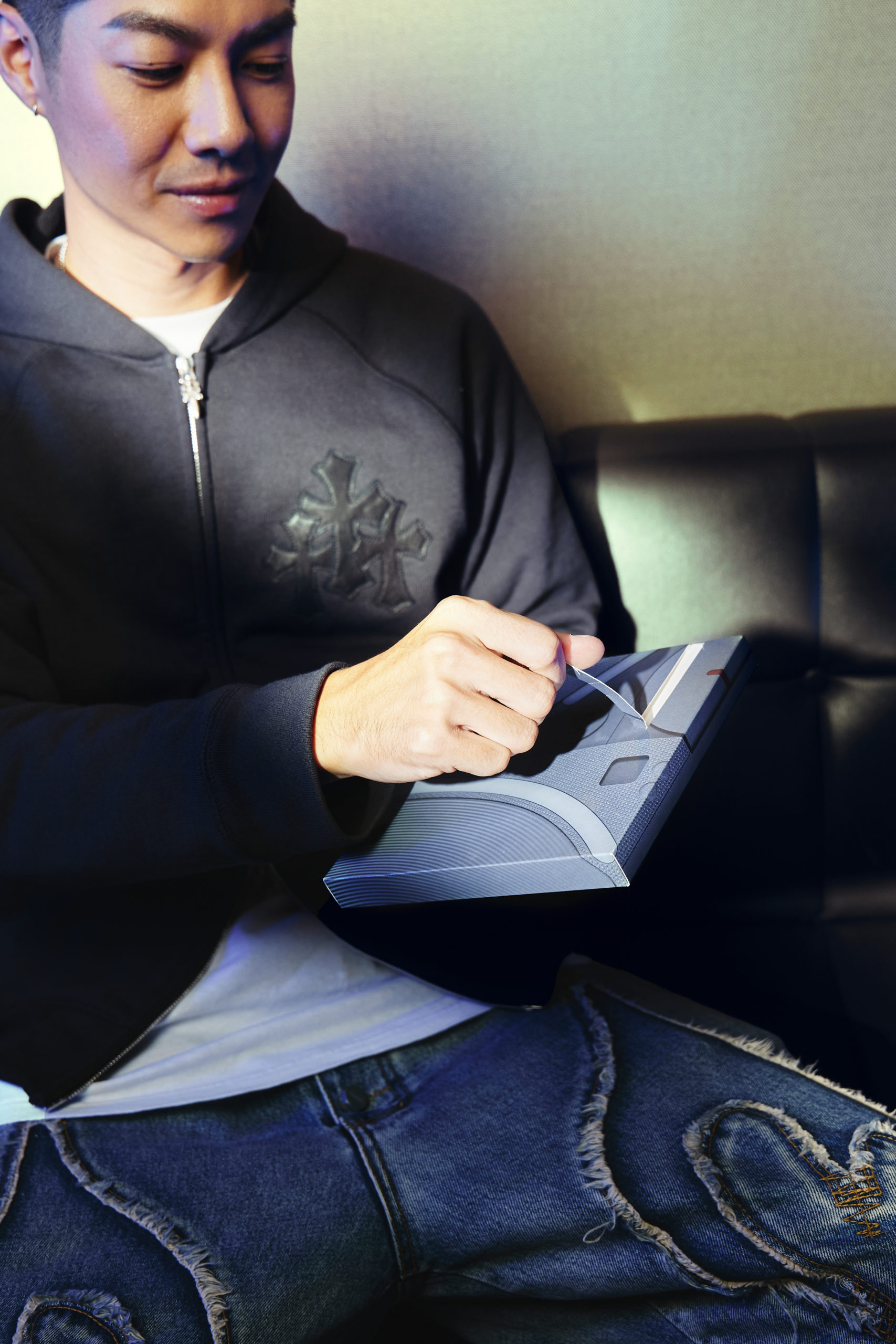 COOL開箱｜NOTHING Phone(2) 降世！連CuzyBoii陳信維都直呼：「這搶眼外觀、背板燈光⋯⋯太燒！」台灣大哥大現正獨賣中！