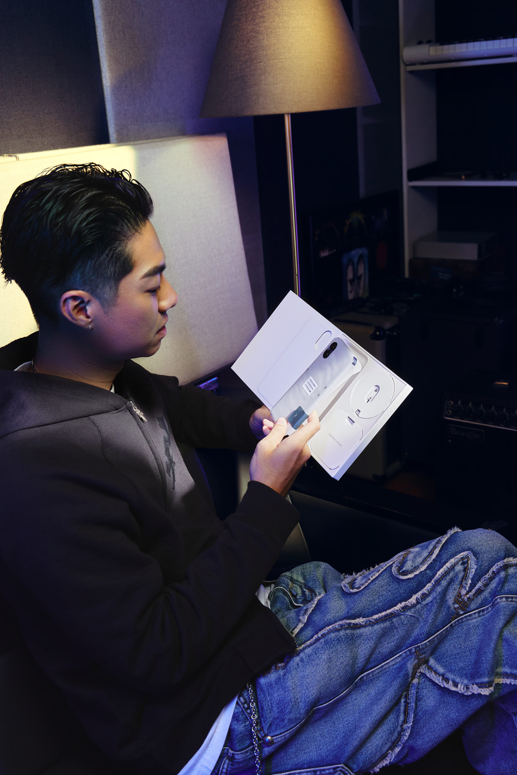 COOL開箱｜NOTHING Phone(2) 降世！連CuzyBoii陳信維都直呼：「這搶眼外觀、背板燈光⋯⋯太燒！」台灣大哥大現正獨賣中！