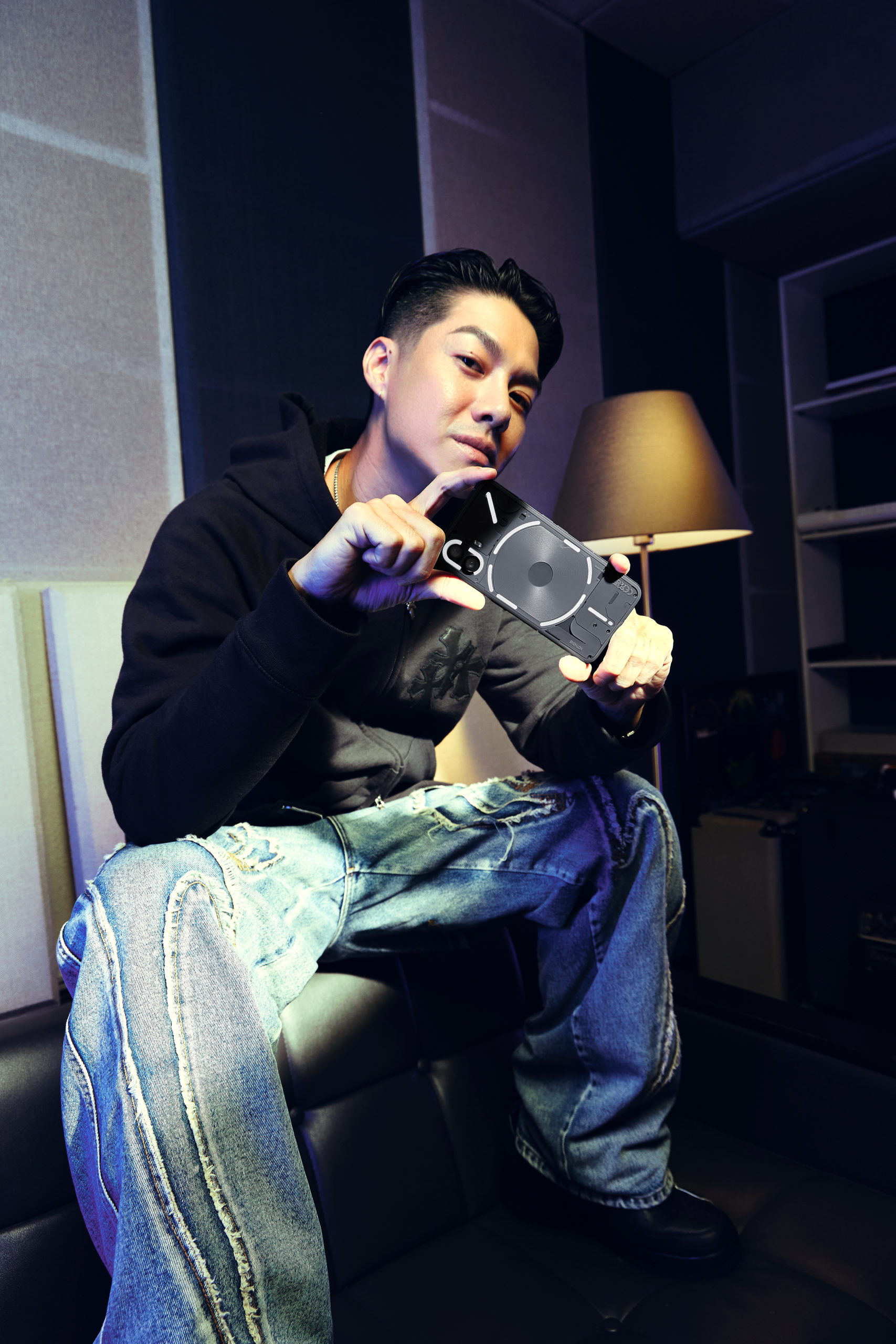 COOL開箱｜NOTHING Phone(2) 降世！連CuzyBoii陳信維都直呼：「這搶眼外觀、背板燈光⋯⋯太燒！」台灣大哥大現正獨賣中！