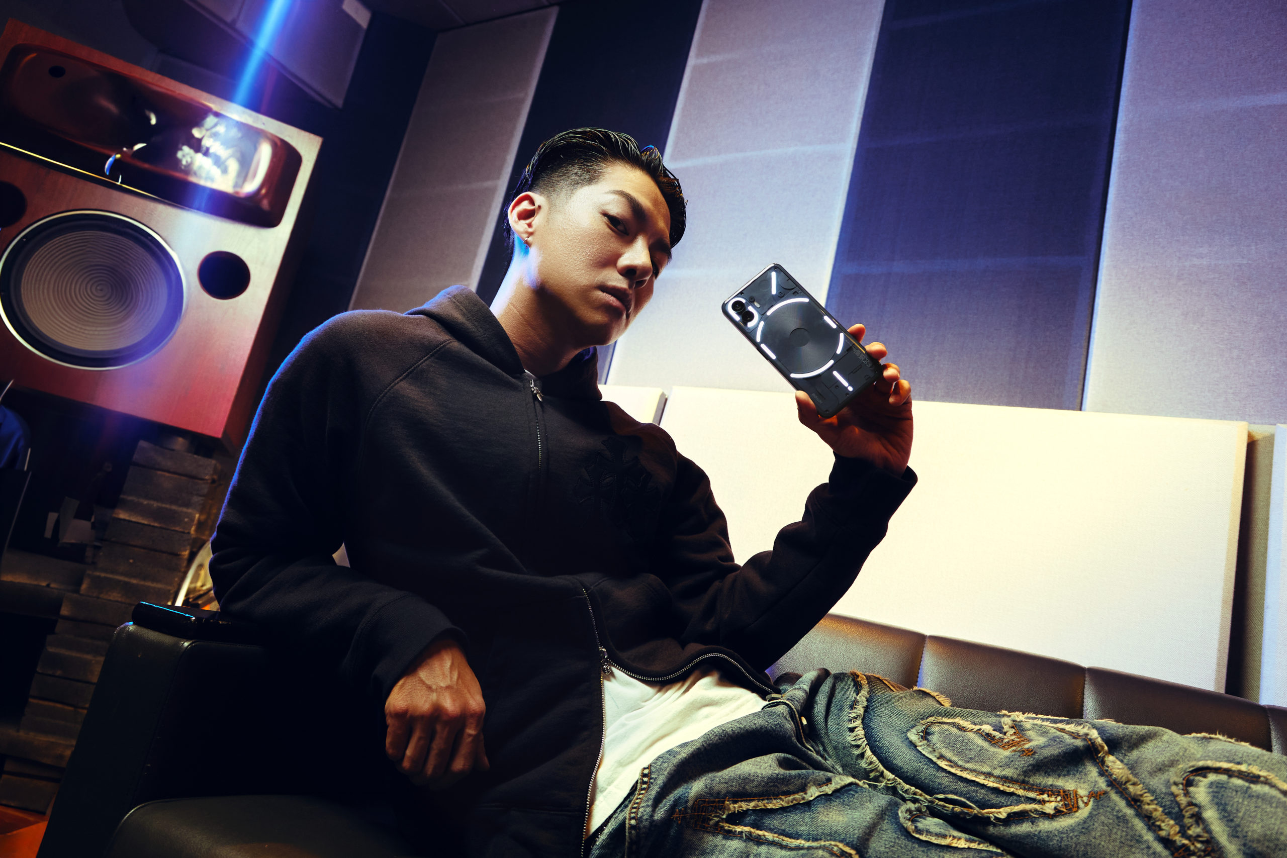 COOL開箱｜NOTHING Phone(2) 降世！連CuzyBoii陳信維都直呼：「這搶眼外觀、背板燈光⋯⋯太燒！」台灣大哥大現正獨賣中！