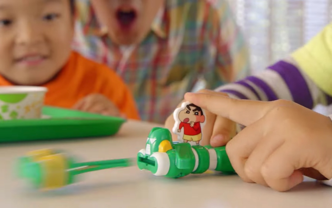 野原新之助大鬧麥當當！麥當勞兒童餐推《蠟筆小新》系列玩具組  網友：可愛又搞怪、我要收全套！