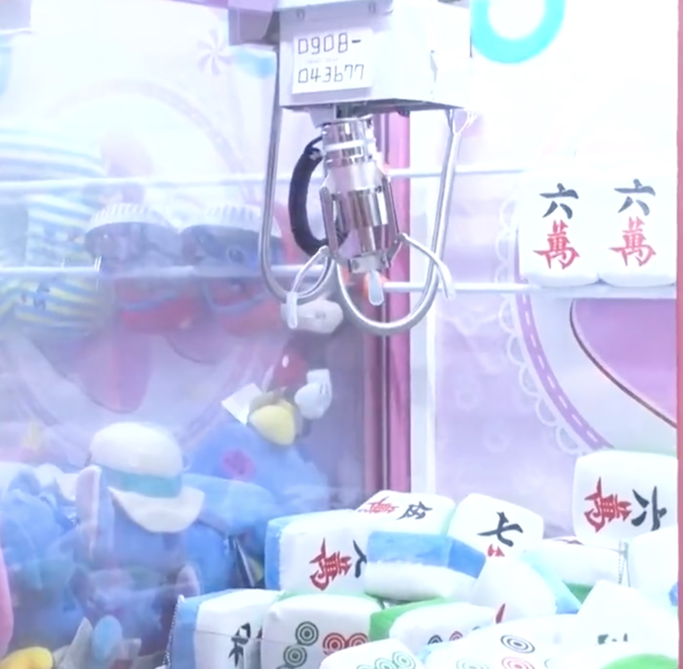 有日本綜藝節目來台灣挑戰夾娃娃機，目睹爪子往內甩的狀況。（圖：X）