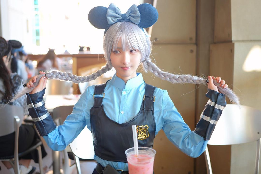 俏皮還原！人氣女優「桃乃木かな」驚喜裝扮 哈茱蒂，引發粉絲大讚：又帥又可愛