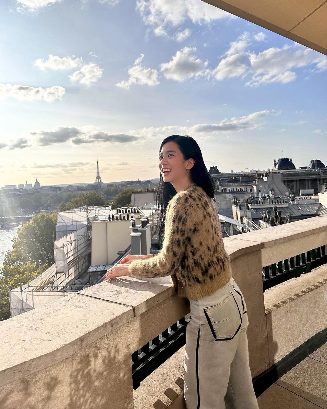 Jisoo 分手普賢後首度發文！親曬「情侶 look 小物」另類合體她  粉絲樂喊：團員情才是真