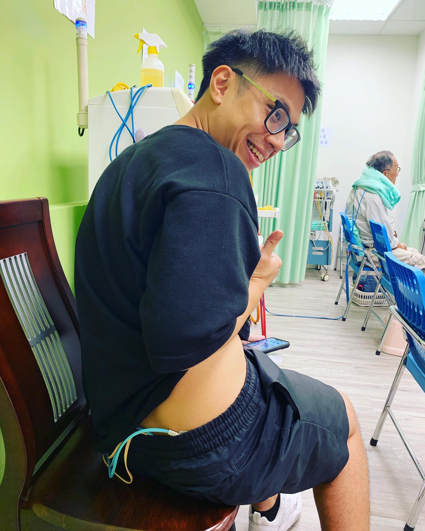 黑男發徵才訊息！幫媽媽找「超商大夜班員工」祭出 2 大超狂福利　包住還包女友